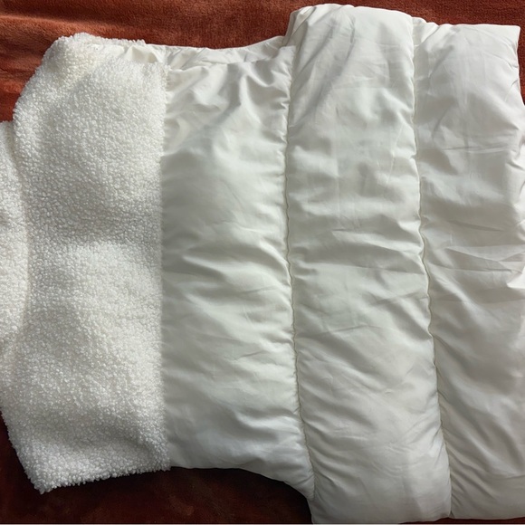 White Puffer Vest - Picture 6 of 7